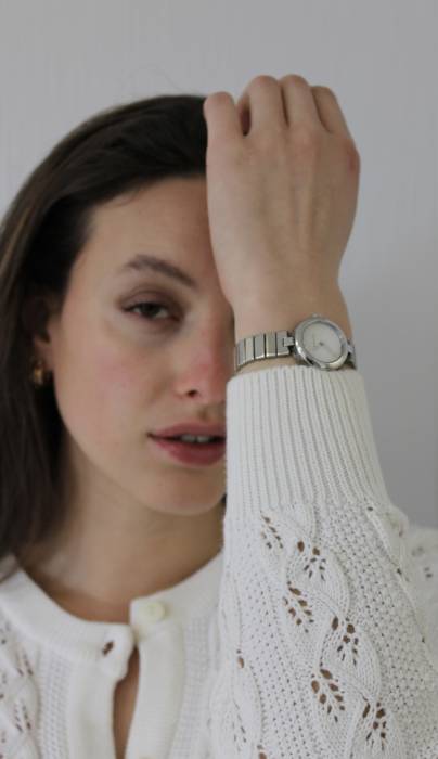Uhr mit silbernem Rahmen und weißem Zifferblatt Gucci