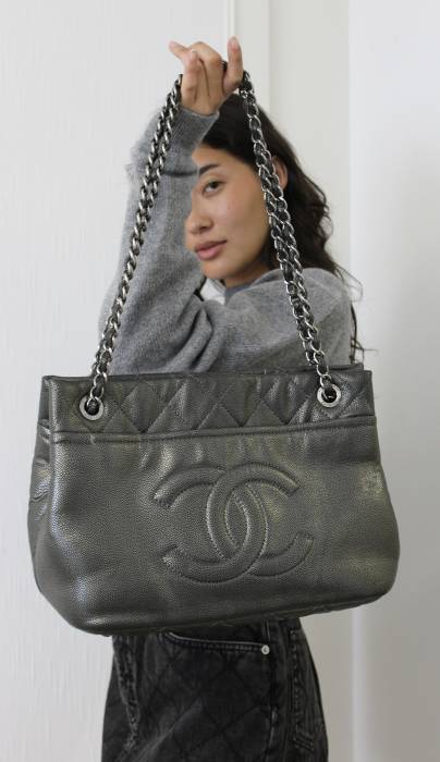 Sac Shopper en cuir gris métallisé Chanel