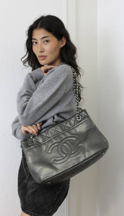 Sac Shopper en cuir gris métallisé Chanel