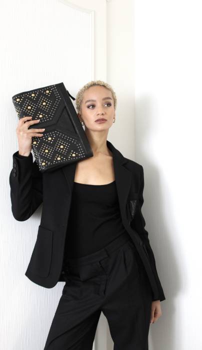 Schwarze Clutch mit Nieten Yves Saint Laurent