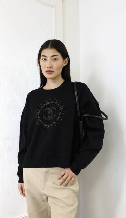 Pull noir avec logo doré Chanel