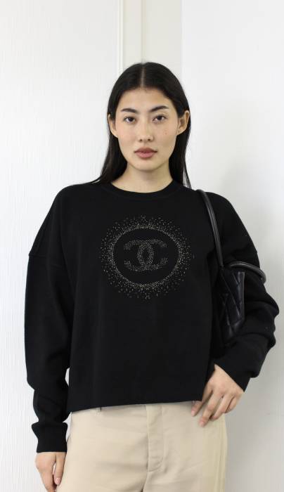 Pull noir avec logo doré Chanel