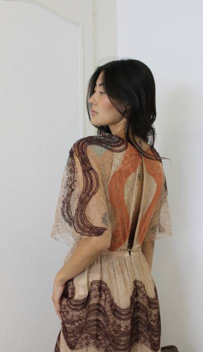 Robe longue en dentelle beige et marron Valentino