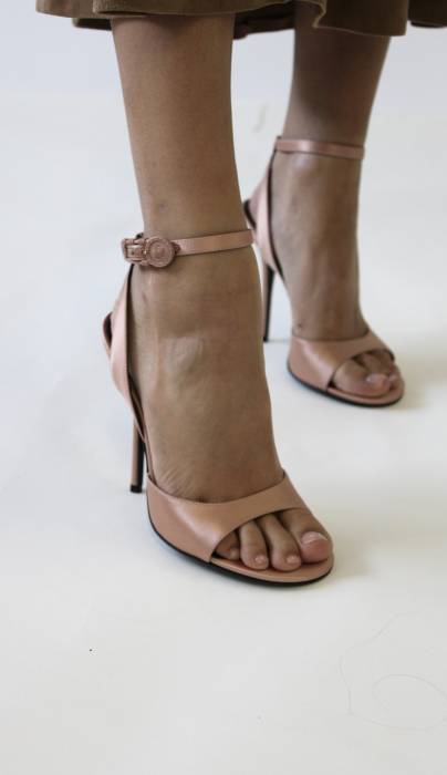 Sandales à talon en satin saumon Versace