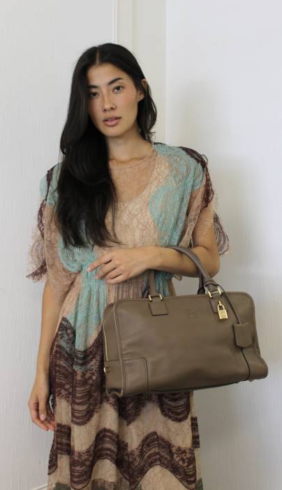 Robe longue en dentelle beige et marron Valentino