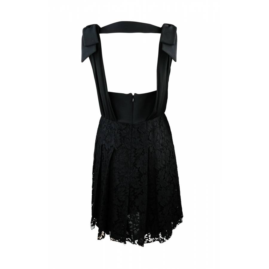 Schwarzes Kleid aus Seide