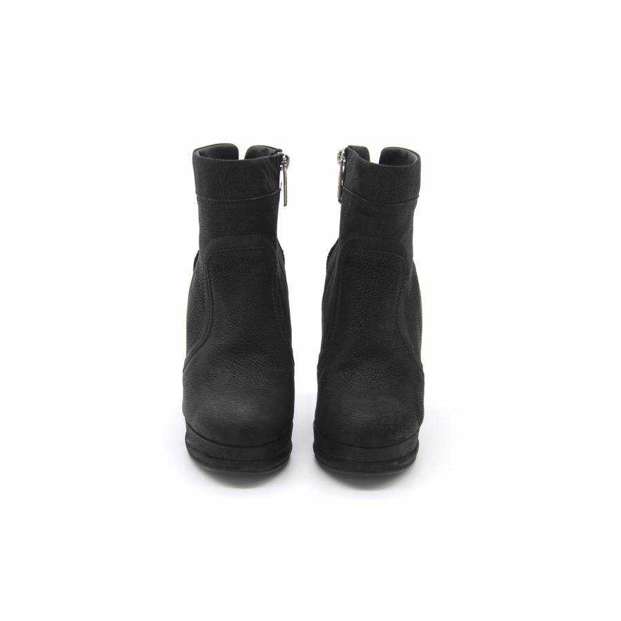 Black heels boots