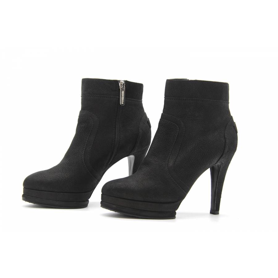 Black heels boots