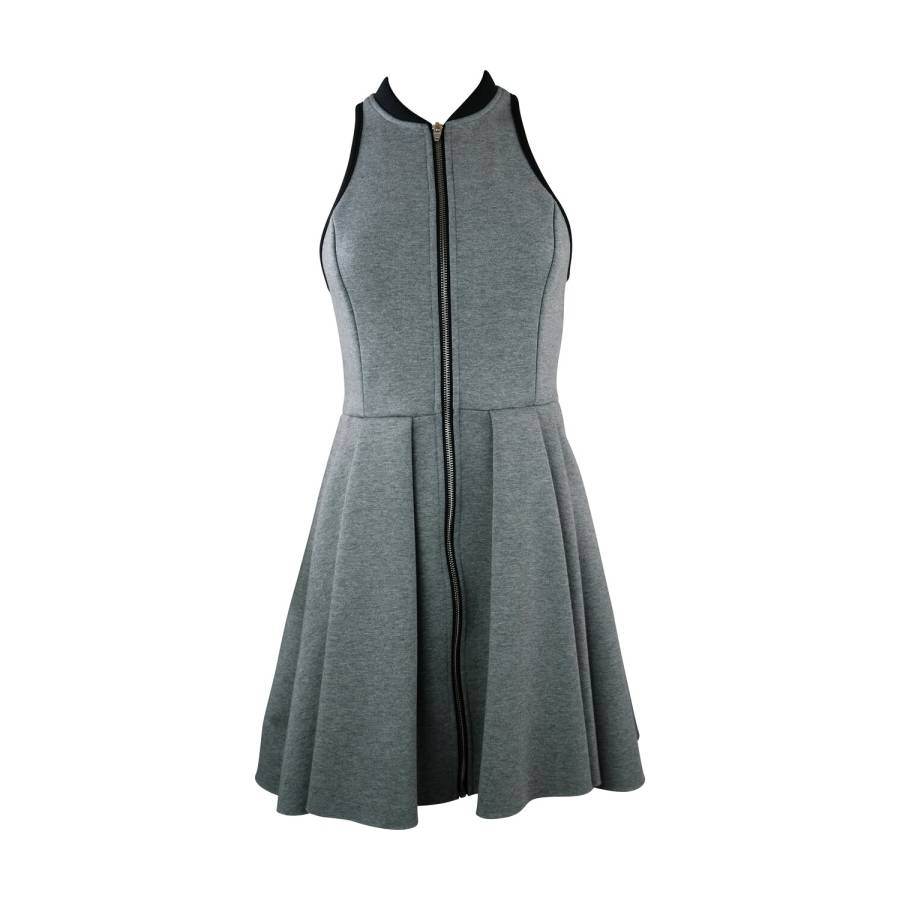 Kleid aus grauer Baumwolle