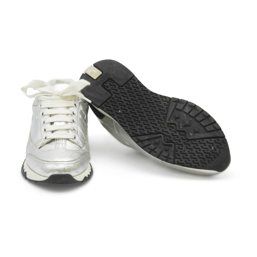 Hermès Sneakers aus silbernem Leder