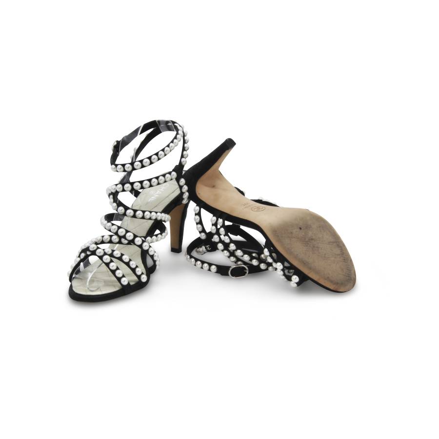 Chanel Sandalen aus schwarzem Leder mit weißen Perlen