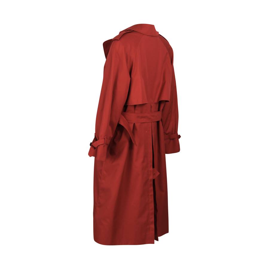 Roter Trenchcoat