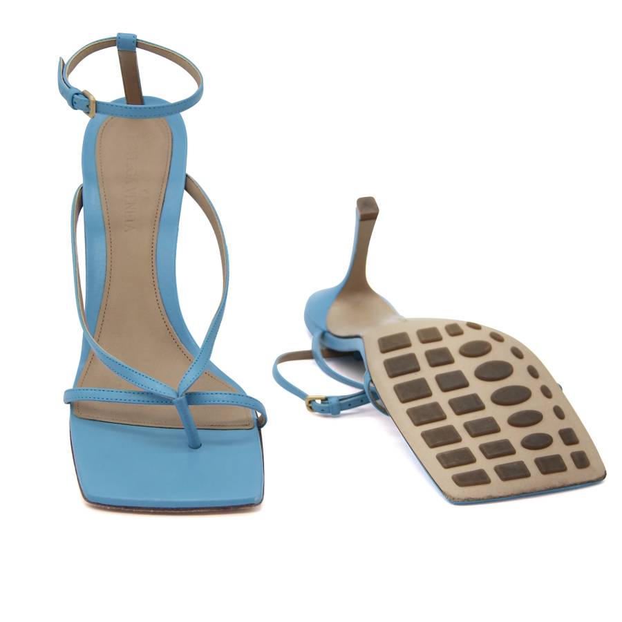 Sandalen mit Absätzen aus hellblauem Leder