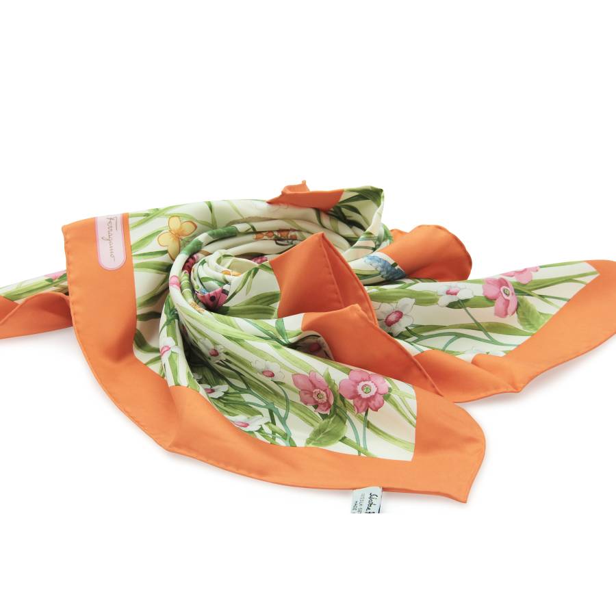 Foulard en soie orange avec fleurs et papillons