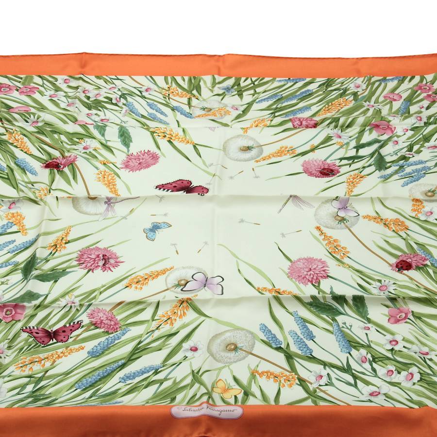 Foulard en soie orange avec fleurs et papillons
