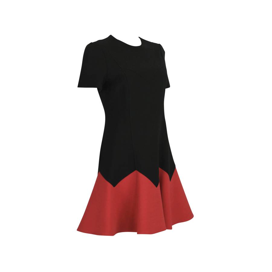 Schwarzes und rotes Kleid