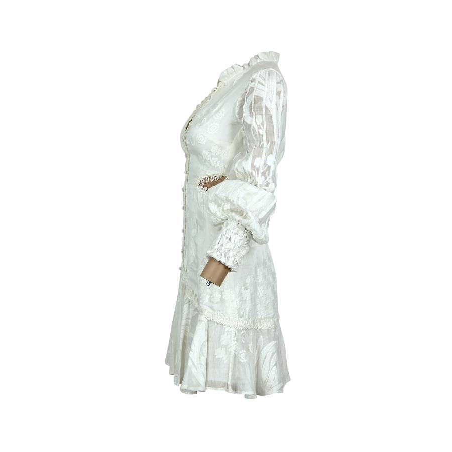 Weißes Kleid mit langen Ärmeln und Stickerei