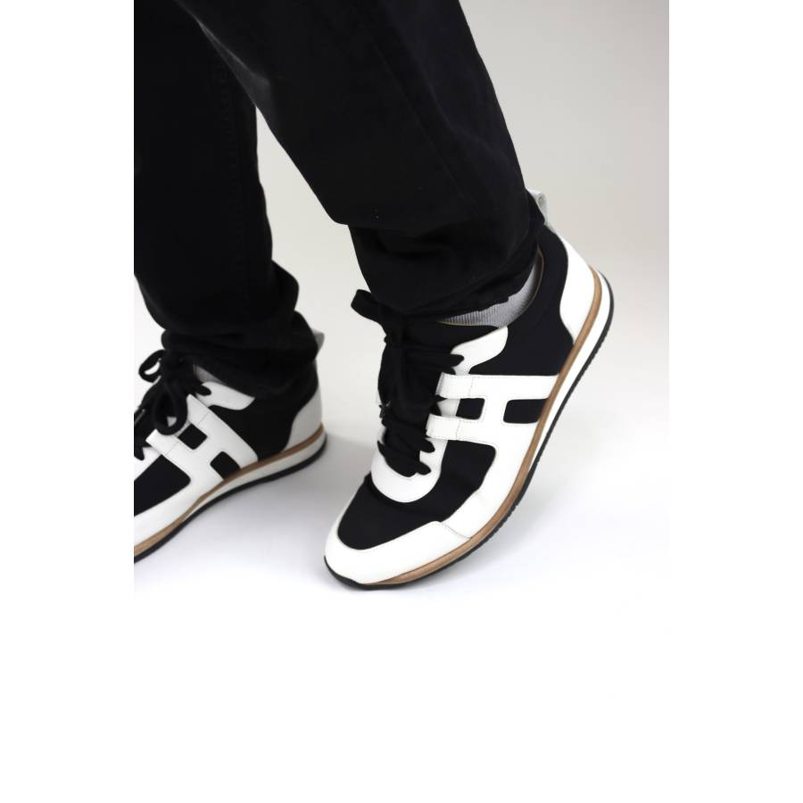 Sneakers aus schwarzem und weißem Leder und Stoff