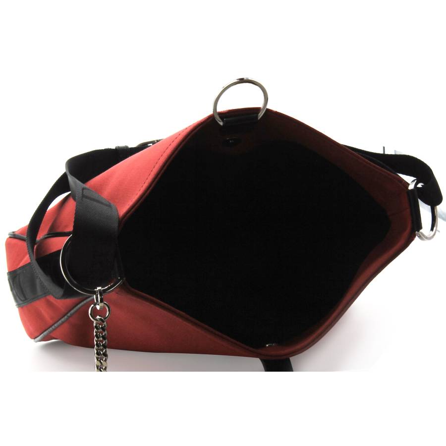 Tasche aus rotem Stoff und schwarzem Leder