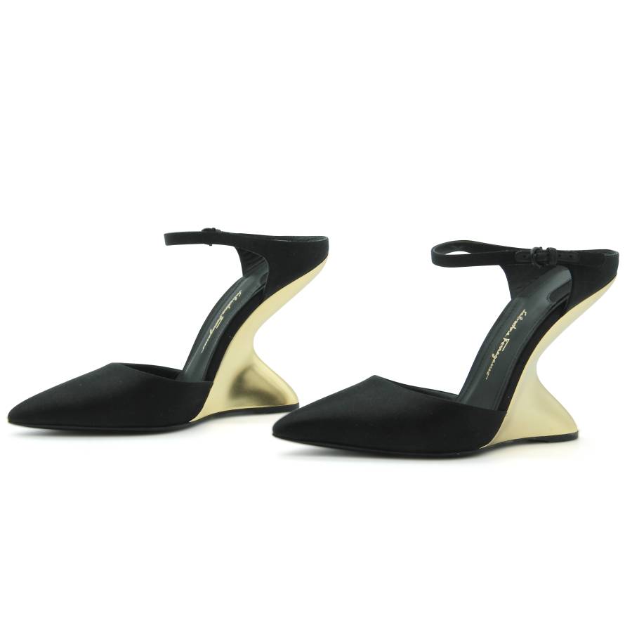 Schuhe mit goldenen Absätzen aus schwarzem Samt
