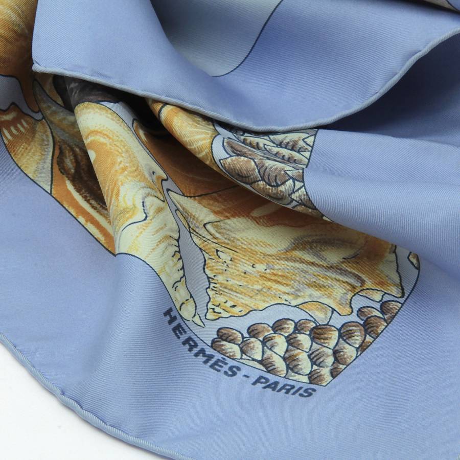 Scarf with seashell pattern