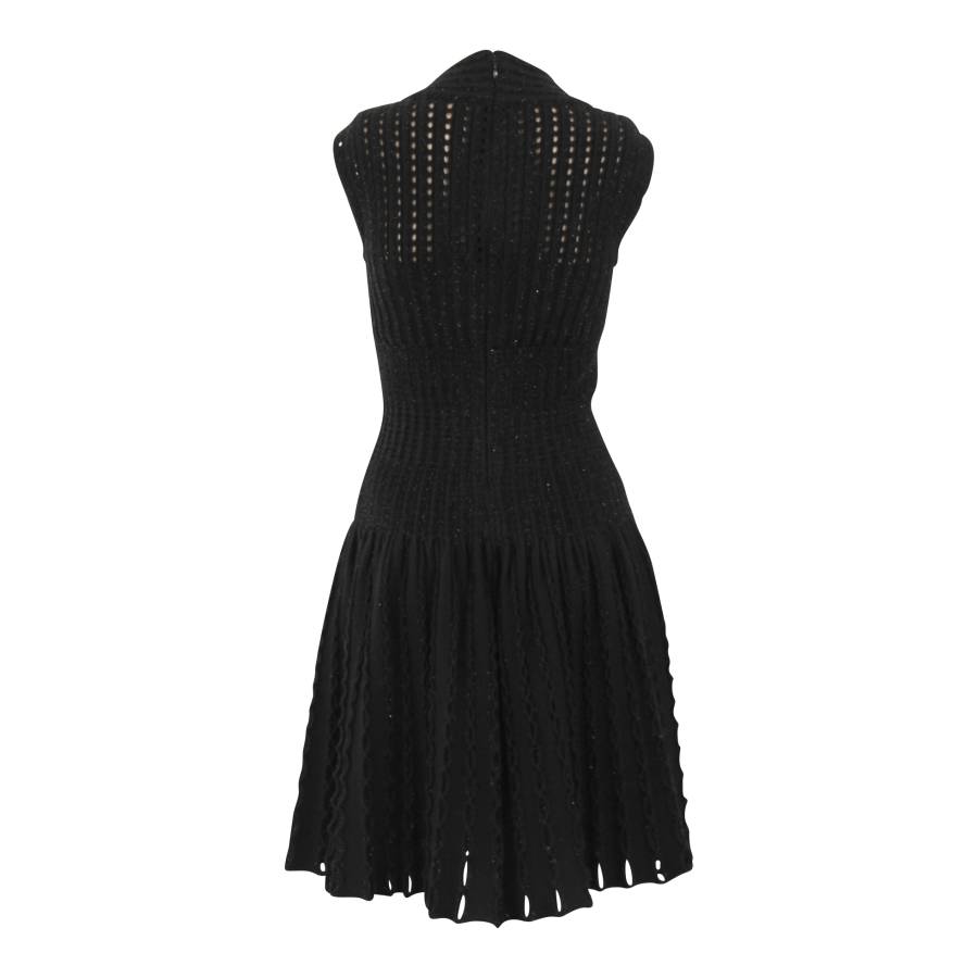 Schwarzes Kleid aus Wolle mit Lochmuster