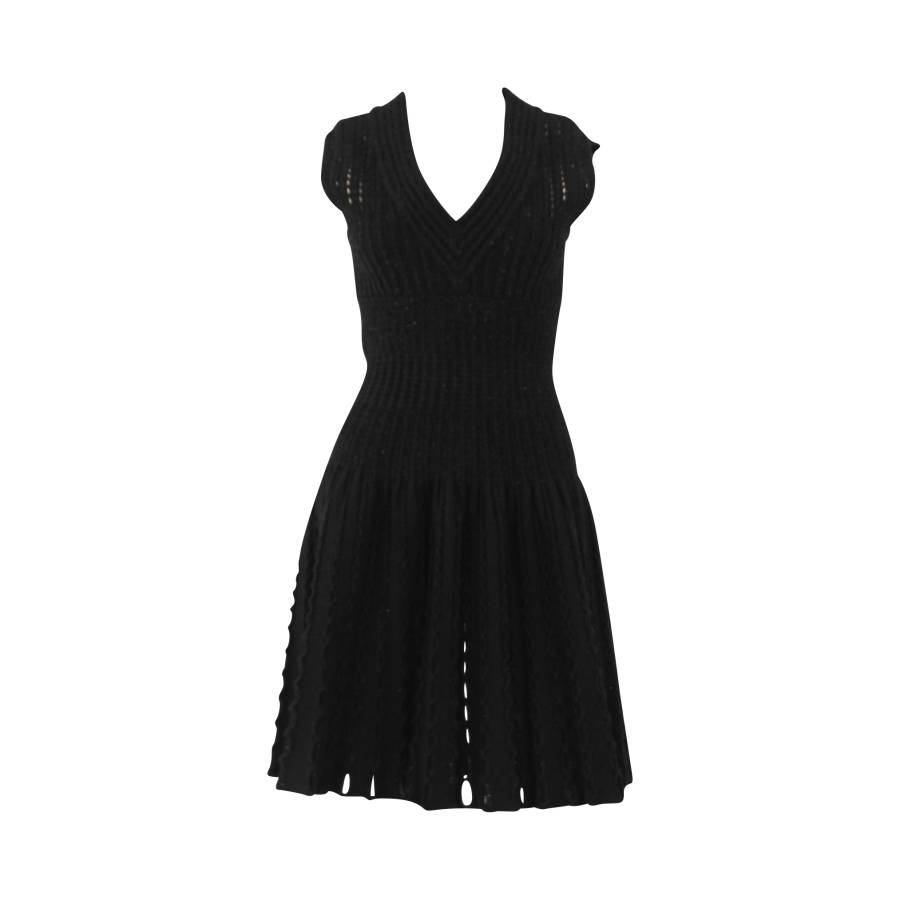 Schwarzes Kleid aus Wolle mit Lochmuster