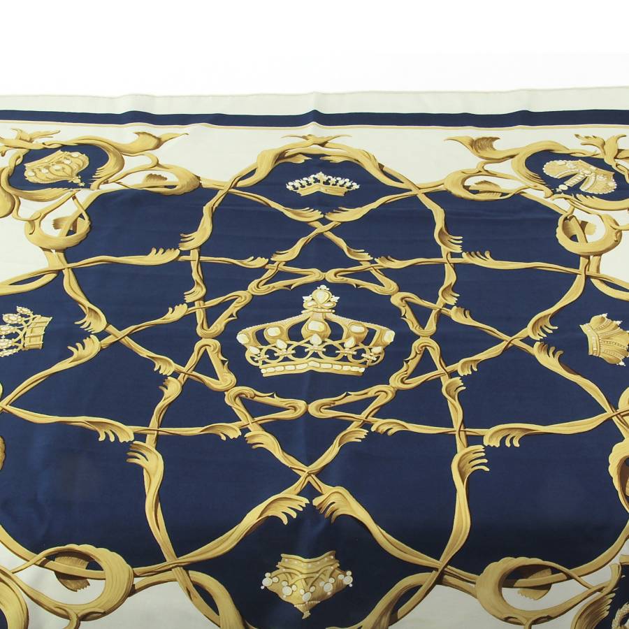 Foulard bleu marine avec motifs de couronnes