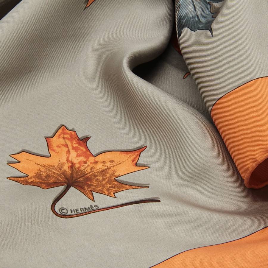 Foulard à motifs feuilles