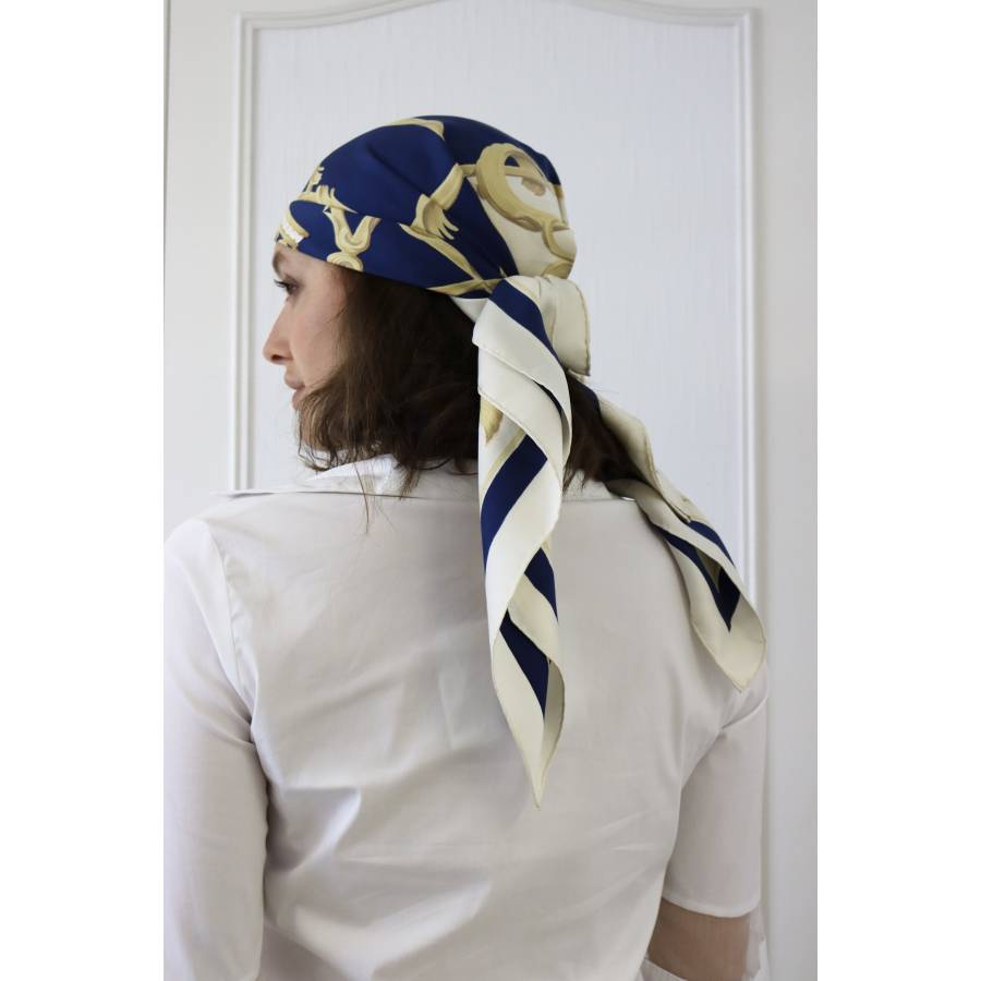 Foulard bleu marine avec motifs de couronnes
