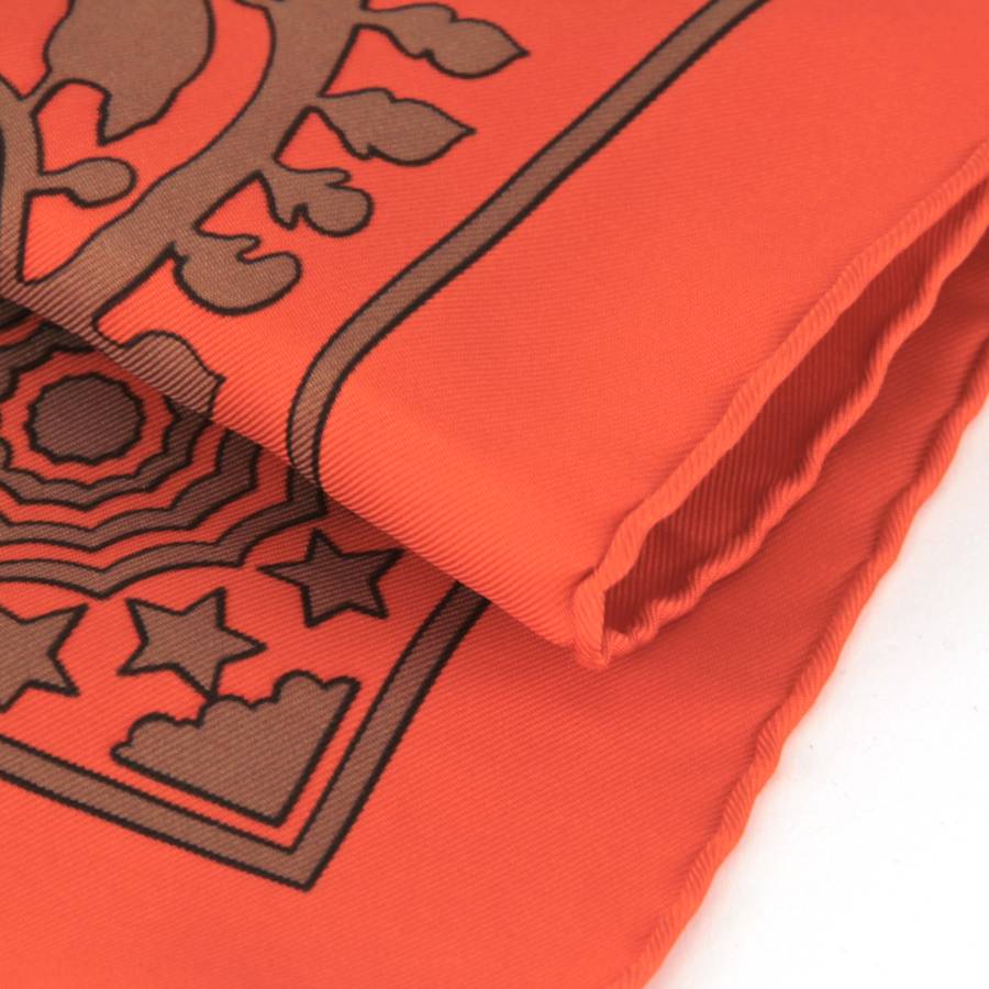 Foulard en soie orange avec motifs d'animaux