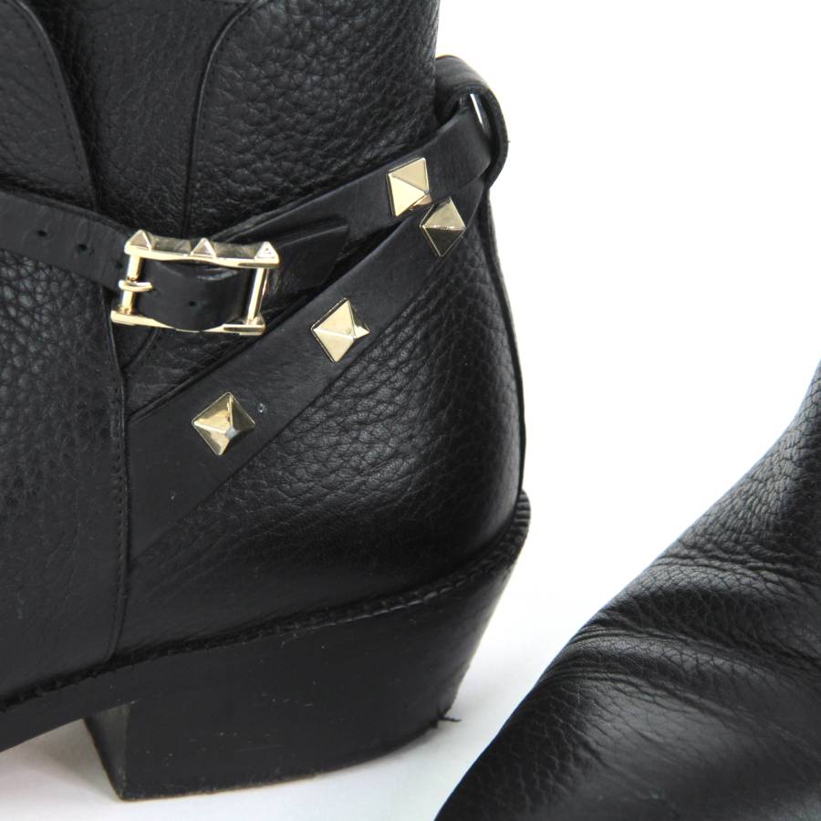 Rockstud boots in black leather