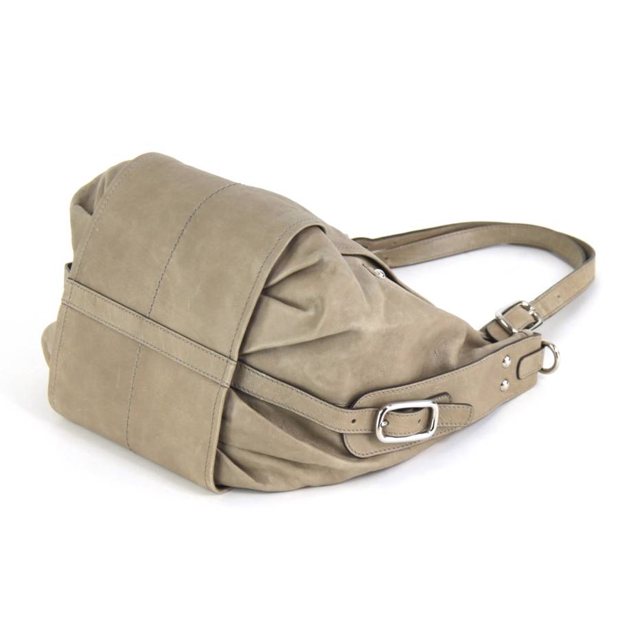Beige leather bag with silver jewellery