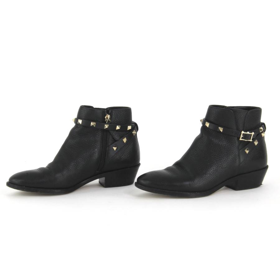 Rockstud boots in black leather