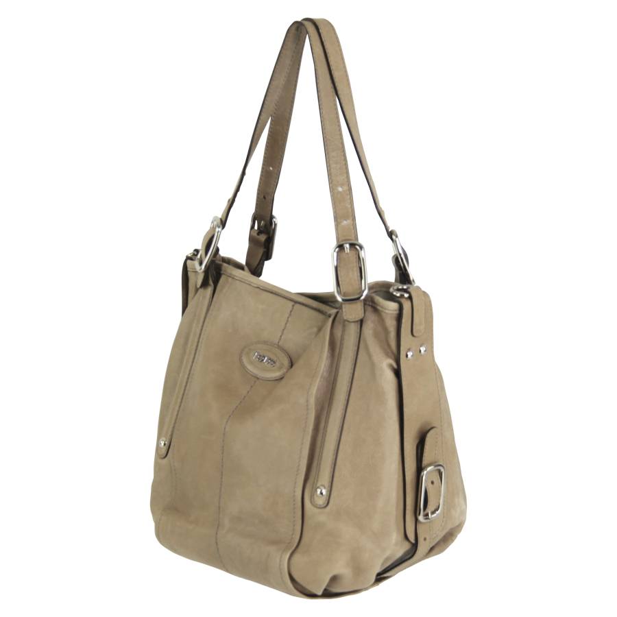 Beige leather bag with silver jewellery