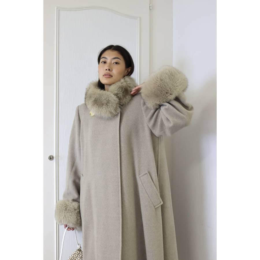 Beige coat with fur collar and sleeves