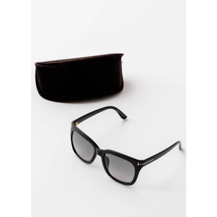 Black sunglasses in SR-91