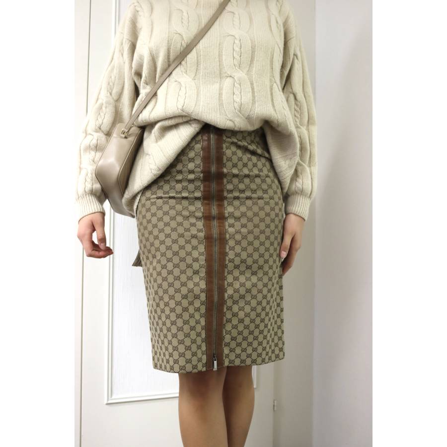 Brown skirt with zippers