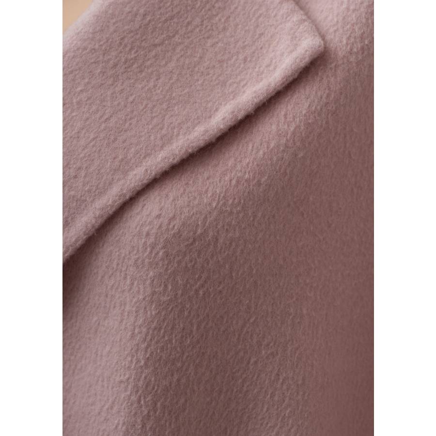 Langer rosa Mantel mit Gürtel