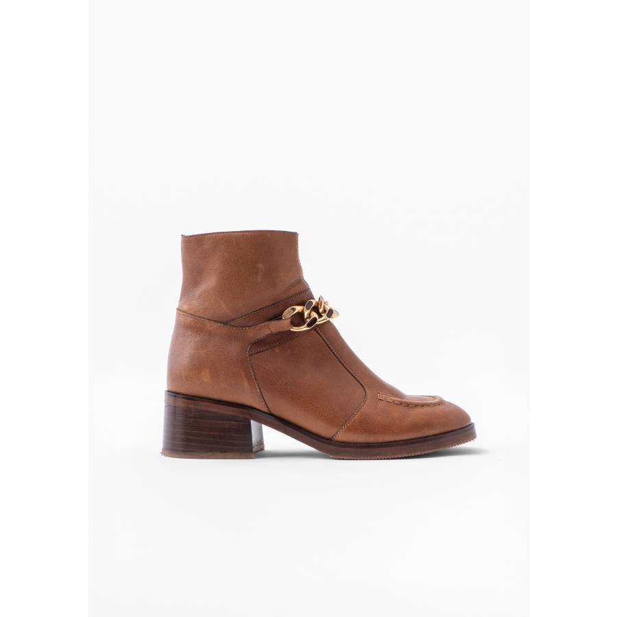 Brown leather boots with gold chain