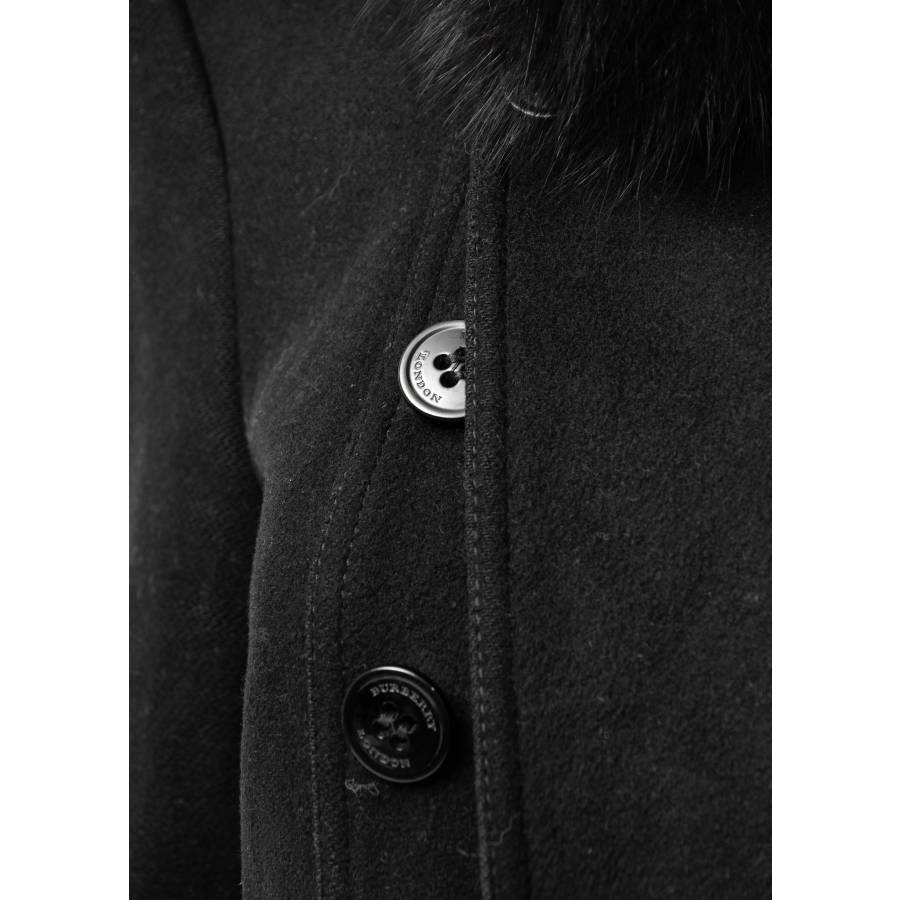 Schwarzer Mantel mit Pelzkragen
