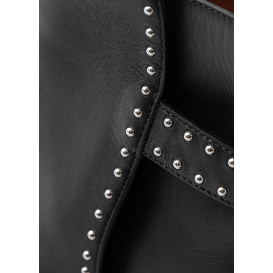 Schwarze Stiefeletten mit silbernen Details und Schnalle