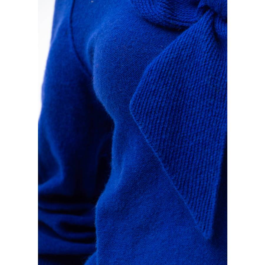 Pull bleu à épaulettes avec noeud papillon