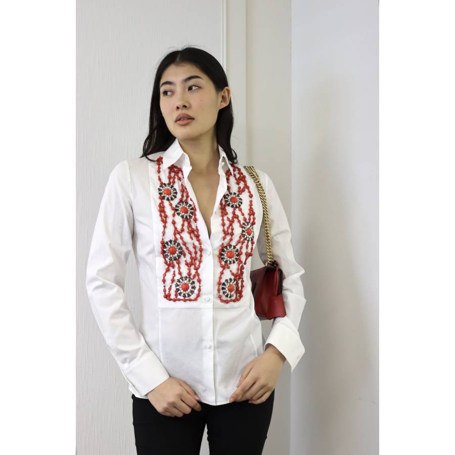 Weißes Baumwollhemd mit roten Perlen