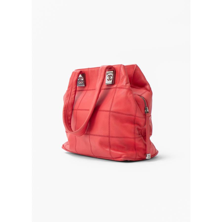 Coral bag with checkered stitching