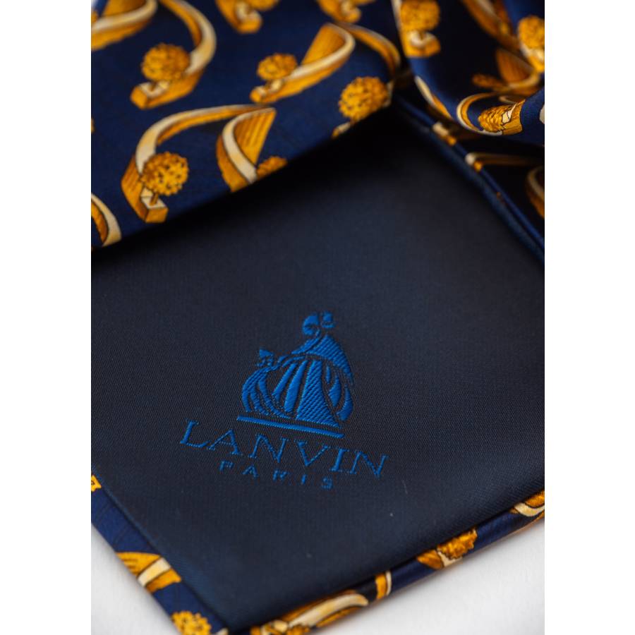 Cravate en soie bleu foncé et dorée