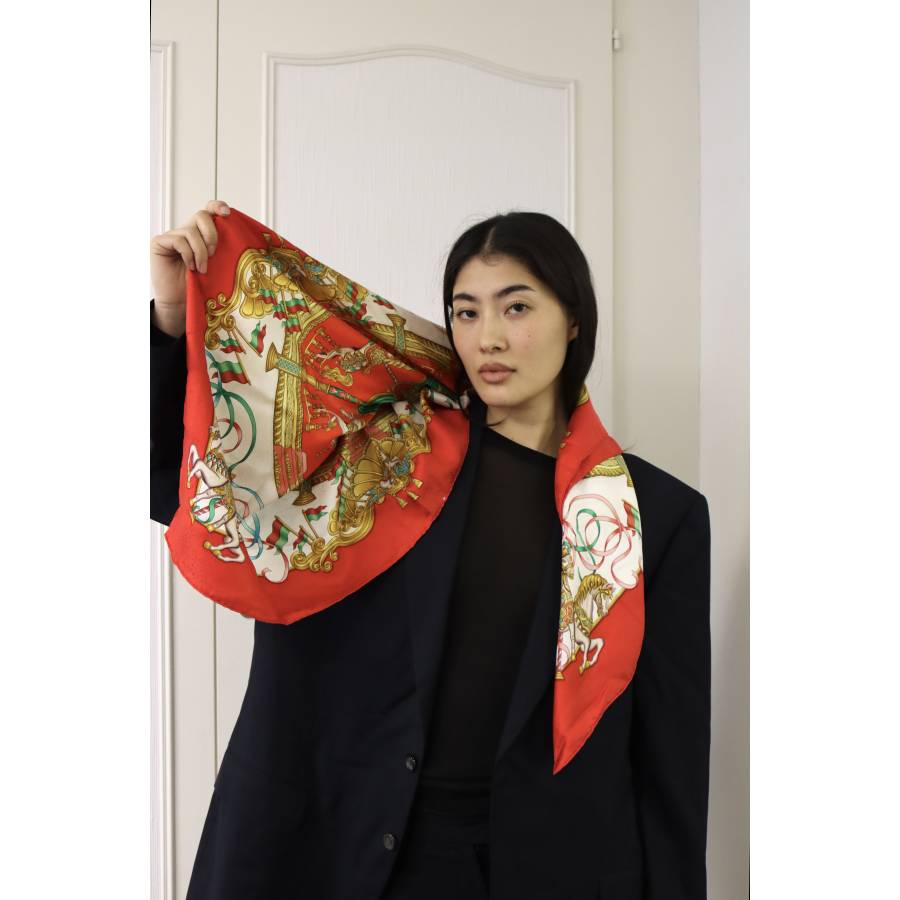 Square scarf in red silk