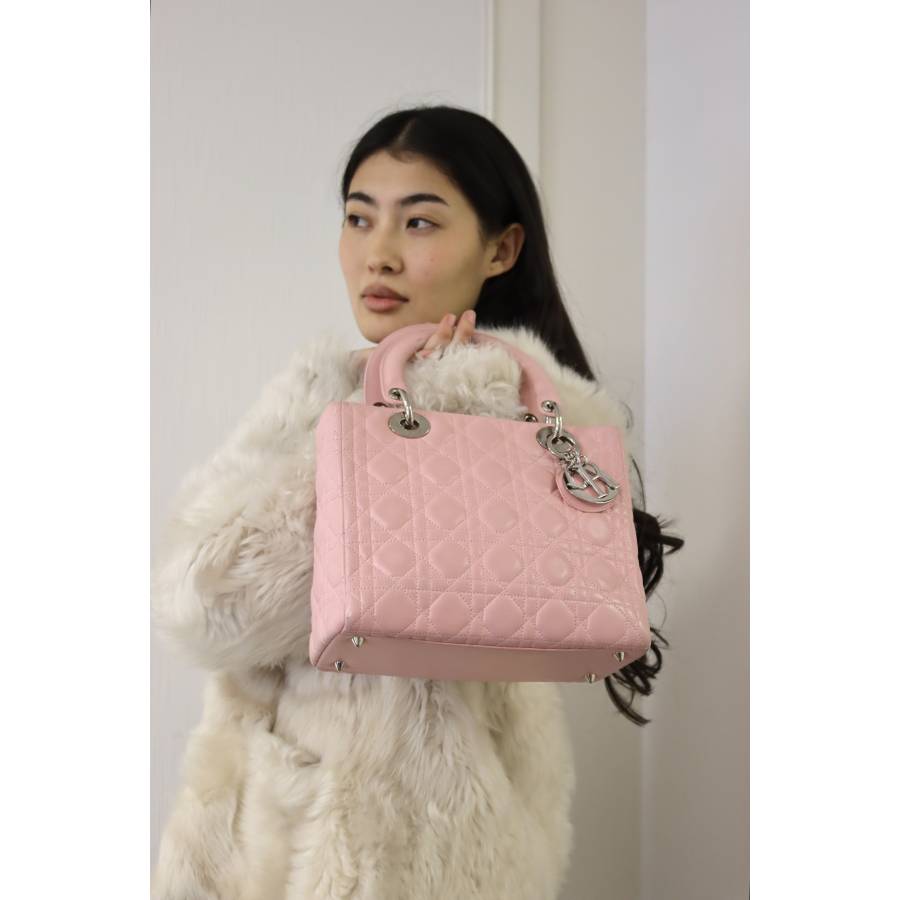Lady Dior Tasche rosa mit silbernem Schmuckstück