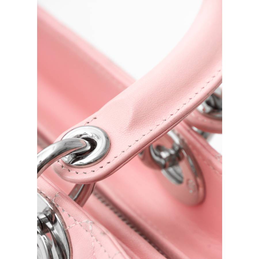 Lady Dior Tasche rosa mit silbernem Schmuckstück