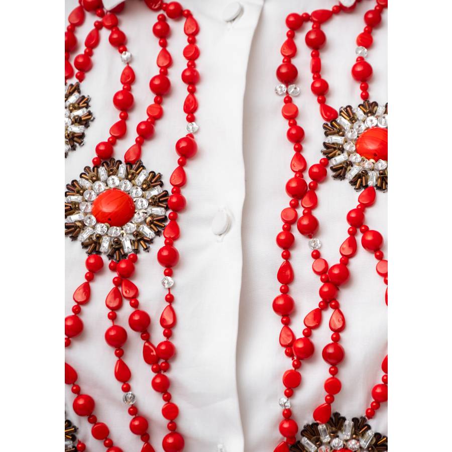 Chemise en coton blanc avec perles rouges
